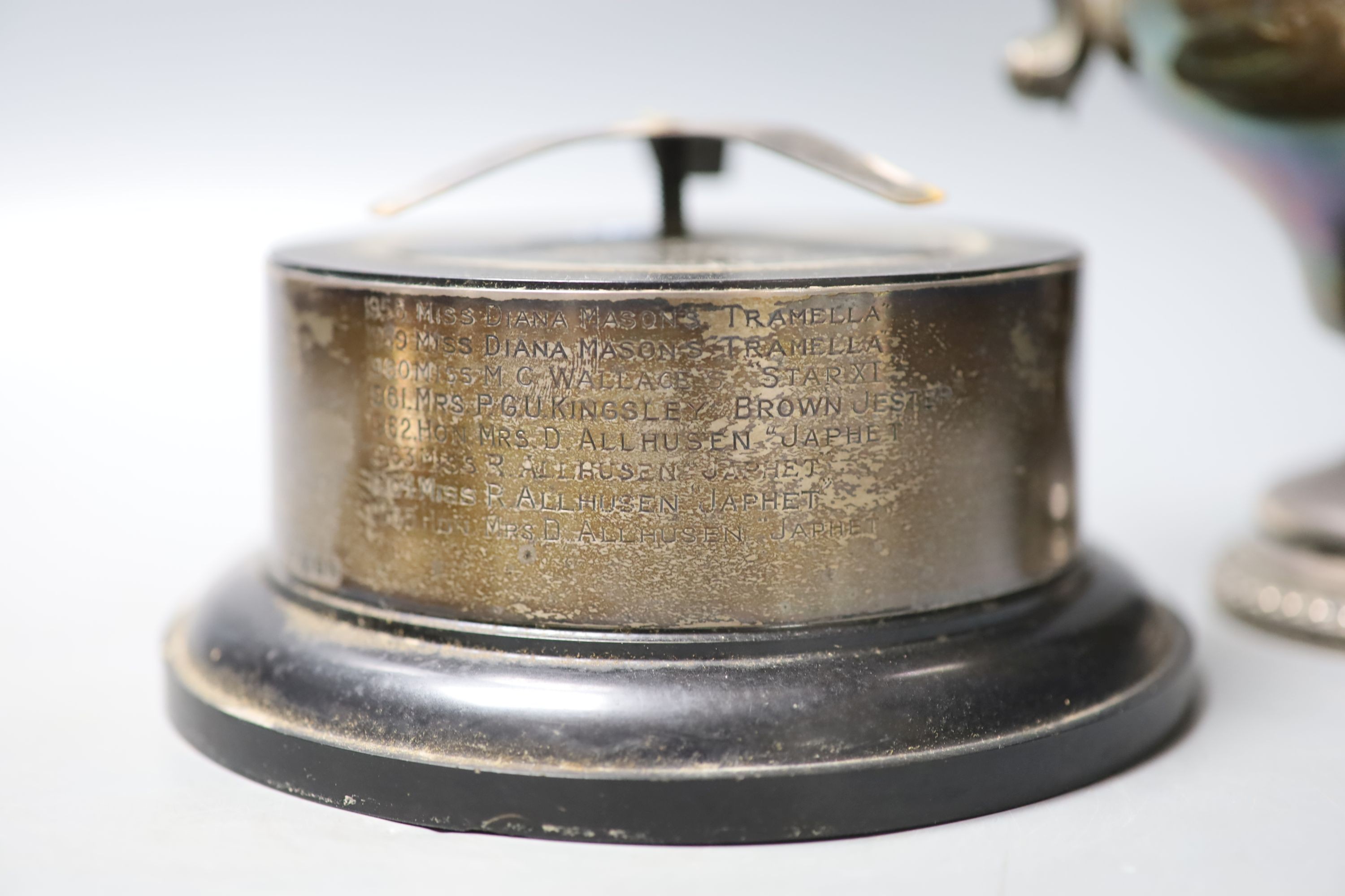 An Edwardian silver two handle presentation trophy cup and cover(a.f.) with later engraved inscription, Martin, Hall & Co, Sheffield, 1909, fixed to wooden socle, cup and cover height 30.4cm, cover 10.5oz.